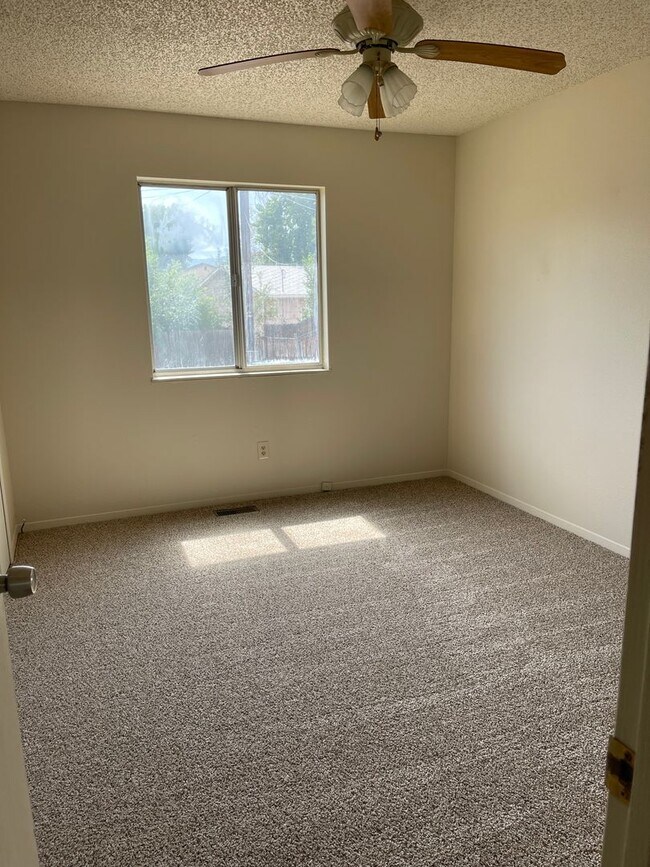 Building Photo - 3 bedroom, 1 bath