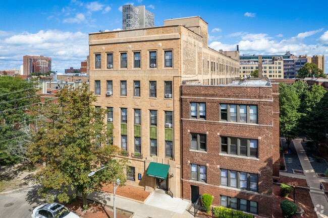 Primary Photo - 3831 N Fremont