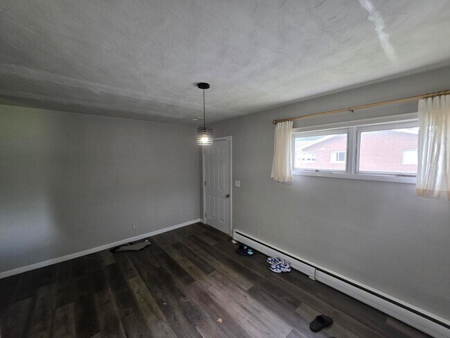 Building Photo - 3BR/2BA/2CarGarage Only A Few Minutes From Everything!