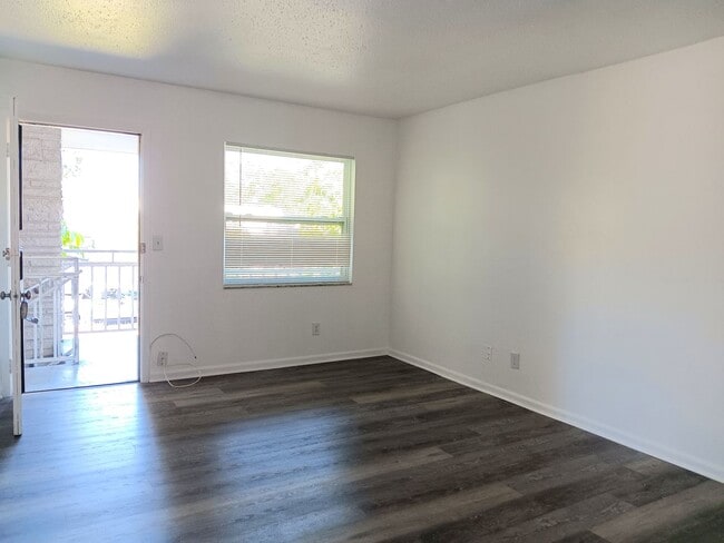 Building Photo - Nice, renovated one-bedroom near 4th St corridor