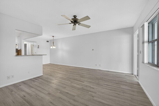 Building Photo - 100 Shore Ct