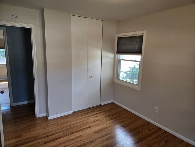 Building Photo - Well maintained 3 bedroom home