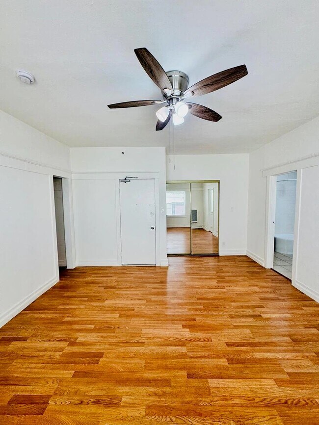 Interior Photo - 984 S. Oxford Avenue,