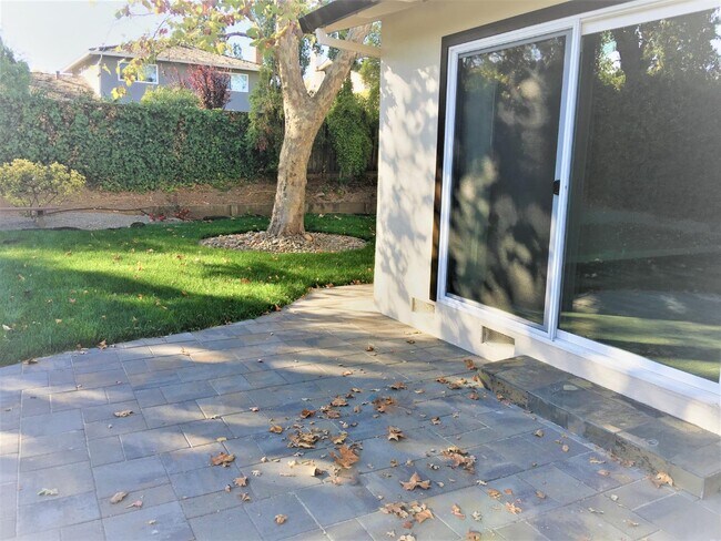 Building Photo - 10891 Santa Teresa Dr