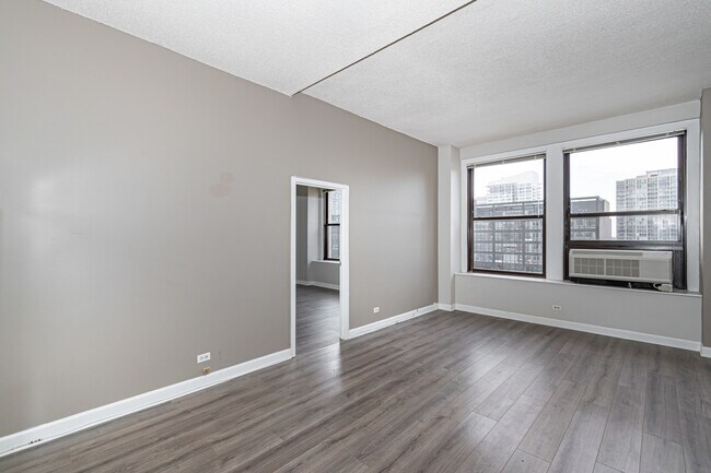 Building Photo - 600 S Dearborn St