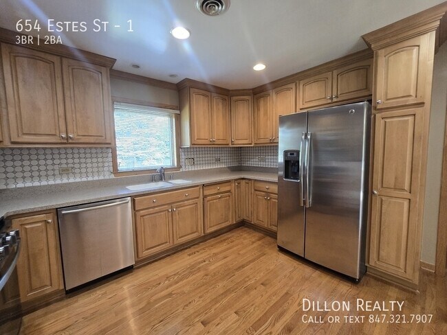 Building Photo - 654 Estes St