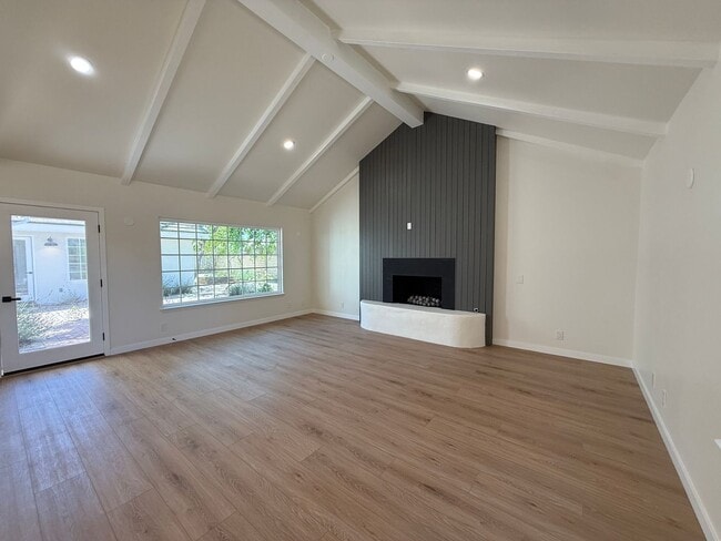 Building Photo - Beautifully Updated Single Story Custom Ho...