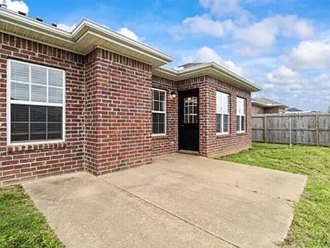 Building Photo - 1909 SW Elington St