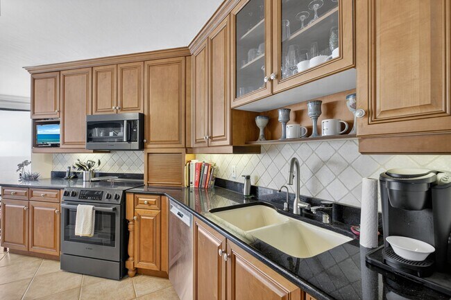 Building Photo - Rare 18th-Floor 3 bed, 3 bath Beachfront C...