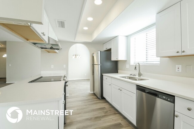 Building Photo - 5643 W Sunnyside Dr