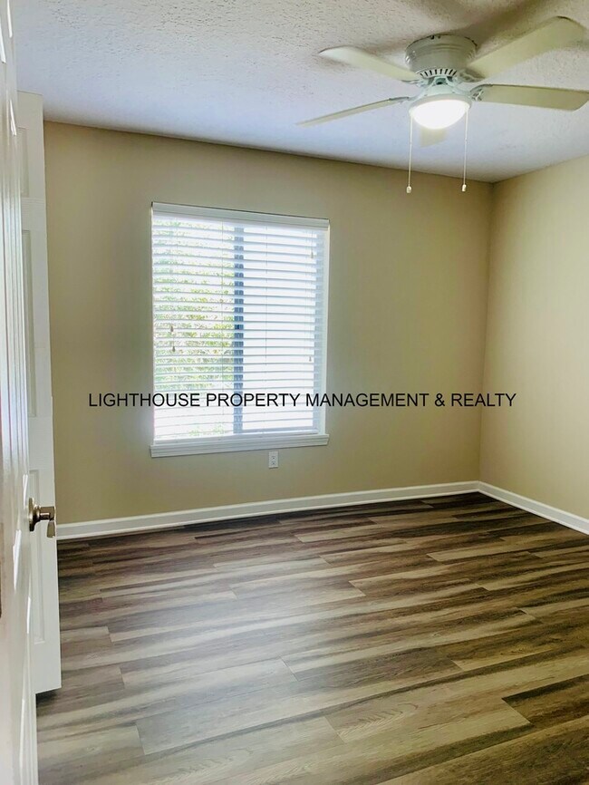 Building Photo - Renovated 2 Bed/1.5 Bath Jax Beach Townhom...
