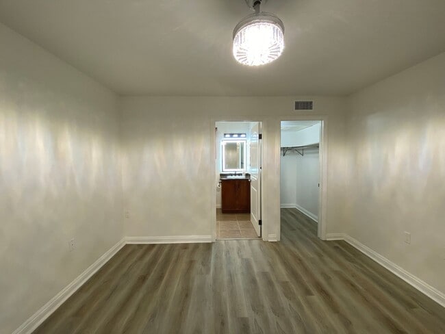 Building Photo - Beautifully Renovated 1-Bedroom Condo in R...