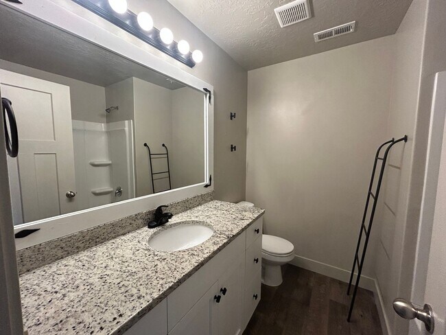 Building Photo - 3 Bedroom 2.5 Bathroom Townhome in Santaquin!
