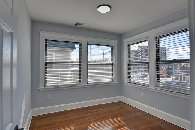 Building Photo - 9 Elm Ave