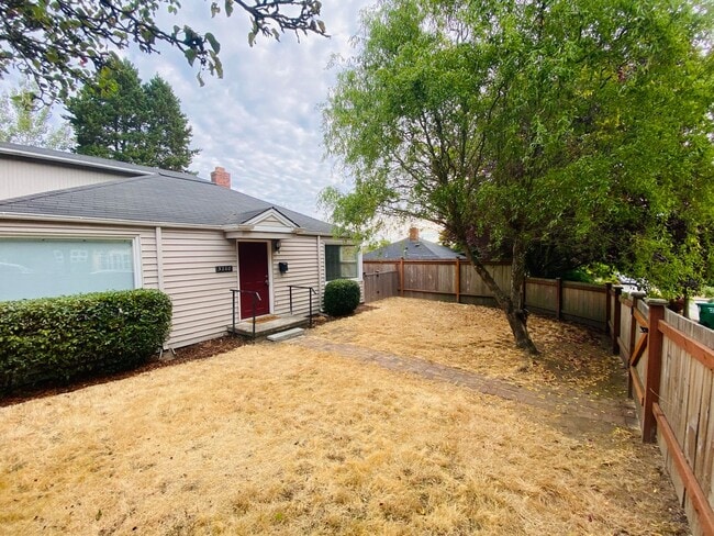 Building Photo - $1000 Off For a Move in Before November 1s...
