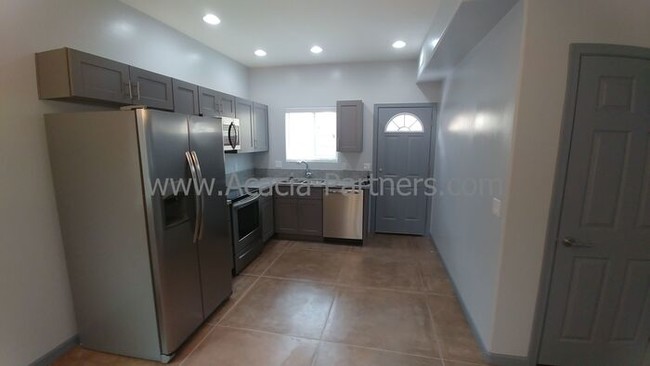 Building Photo - Two Bedroom Town Home