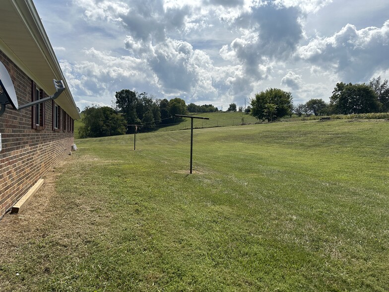 View behind house of spacious back yard - 3655 W Allens Bridge Rd