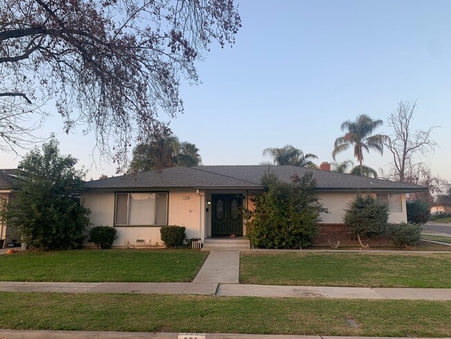 Primary Photo - Must See! Lovely 3 Bedroom 2 Bath Home wit...