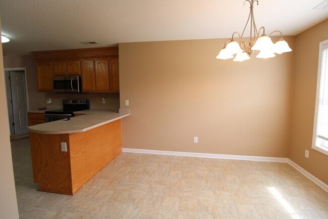 Building Photo - 2105 Hobbit Way