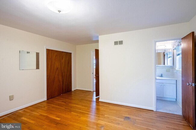 Building Photo - 6608 Fairlawn Dr