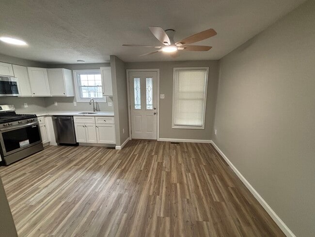 Building Photo - 3 bedrooms 3 bathrooms