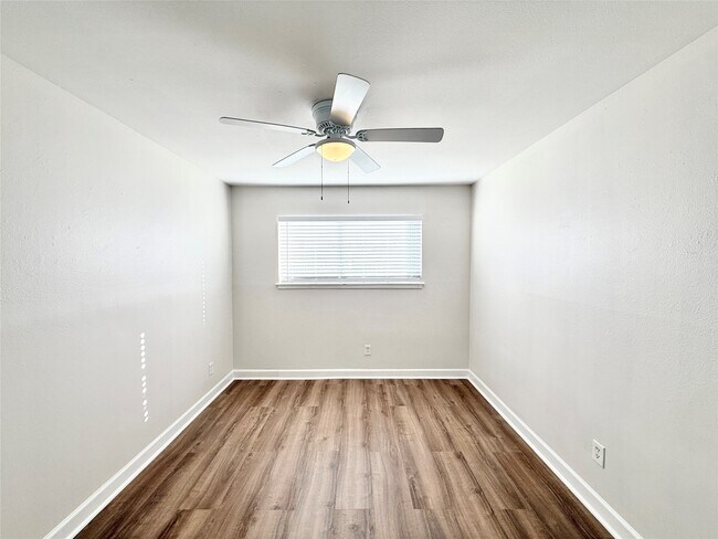 Building Photo - 1141 N Durham Dr