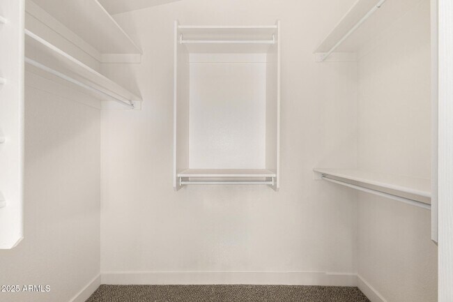 Building Photo - 911 E Lovegrass Dr