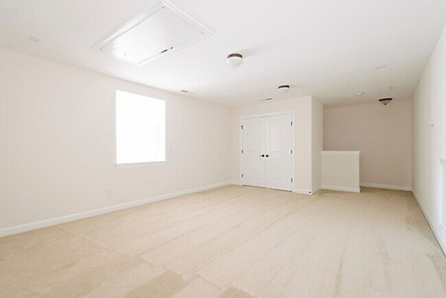 Building Photo - Gorgeous 3 Bedroom 2.5 Bathroom Townhome- Located in Stone Creek Village, Cary! Available August ...