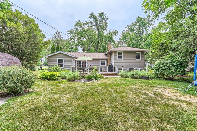 Building Photo - 911 Lilac Ln