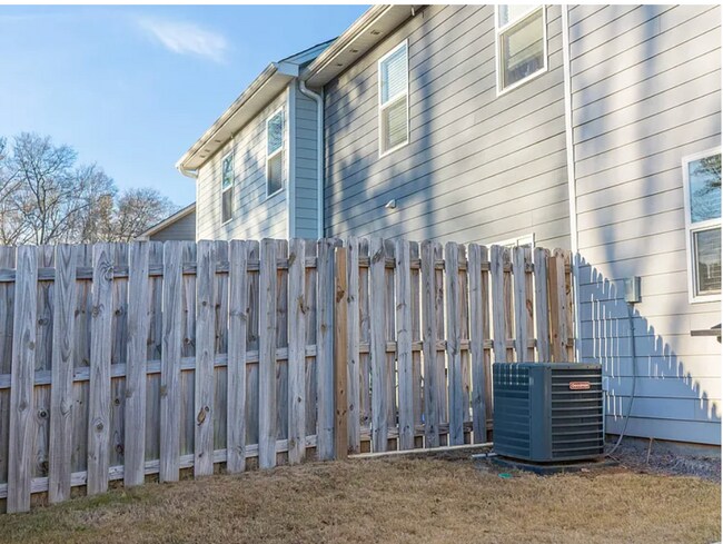 Building Photo - 203 Hartland Pl