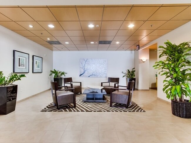 Building Photo - 2 bedroom downtown, 2 bath and 2 parking s...