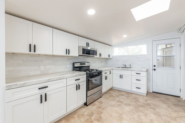 Building Photo - Beautiful Remodeled 1 Bedroom!