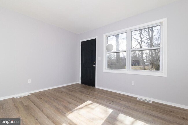 Building Photo - 217 Parkinson Ave