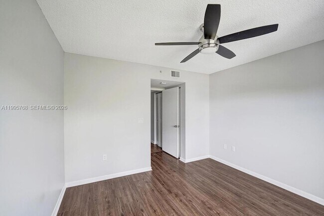 Building Photo - 520 SE 5 Ave