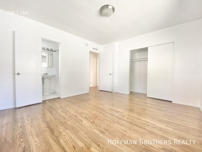 Building Photo - 1162 N Orange Grove Ave