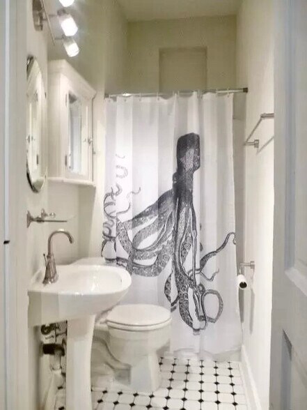 Building Photo - 1535 N Bosworth Ave