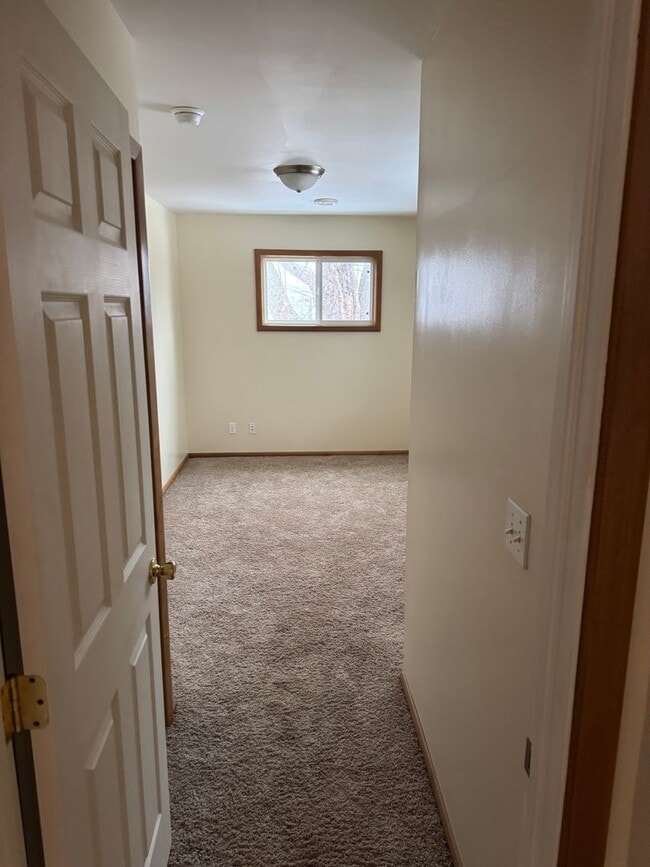 Building Photo - 2 bedroom 1 bath second floor unit