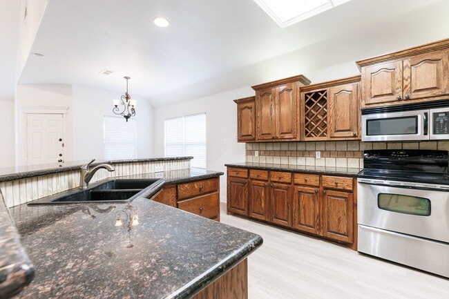 Building Photo - Gorgeous 4 bed 2.5 bath!