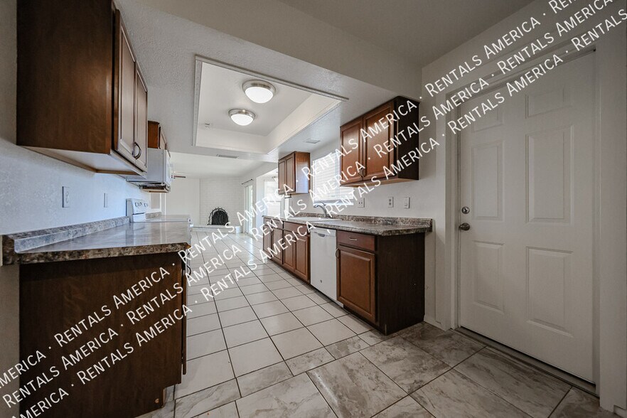 Building Photo - 710 W Alamo Dr