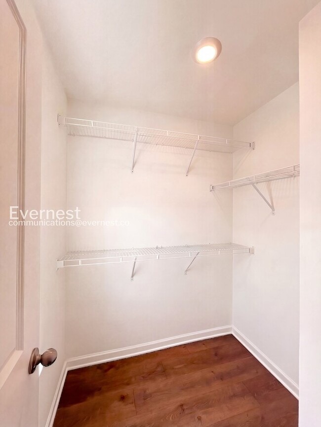 Building Photo - 215 Tara Ct