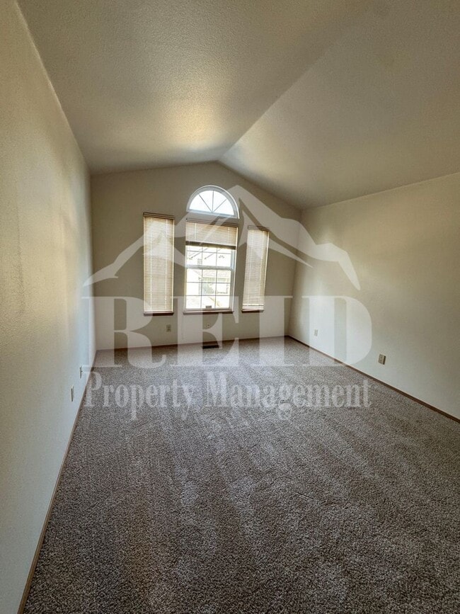 Building Photo - 979 NW Calypso Cir