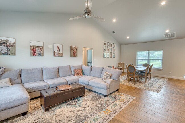 Building Photo - 1304 Prairie Creek Dr