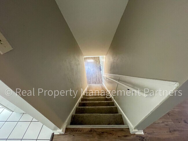 Building Photo - 3920 Camelot Dr SE