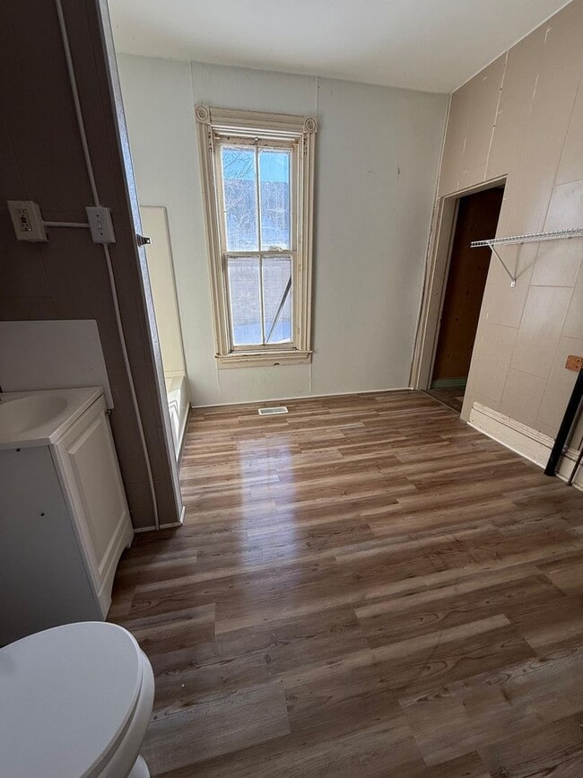 Building Photo - 2/3 bedrooms house