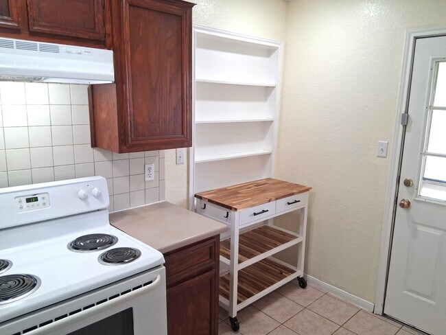 Building Photo - 4102 Carolyn Dr
