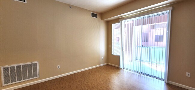Building Photo - 2 Bedroom recently painted 2nd Floor Condo in Guard Gated Park Avenue!