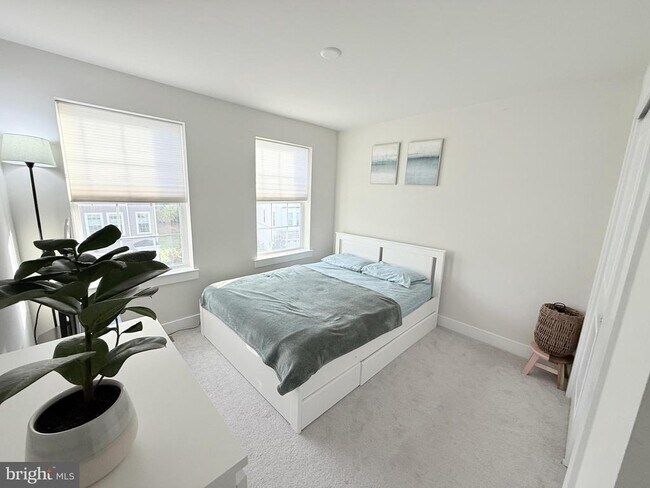 Building Photo - 214 Red Leaf Ln