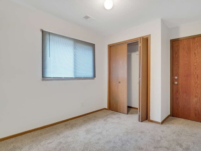 Building Photo - 3 Bedroom Apartment with new flooring and ...