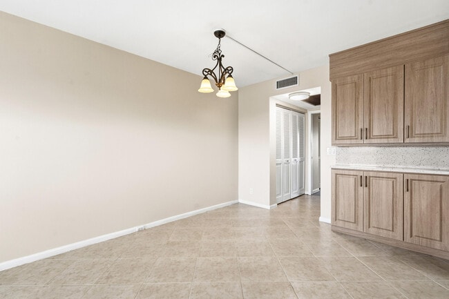 Building Photo - 4067 Yarmouth E