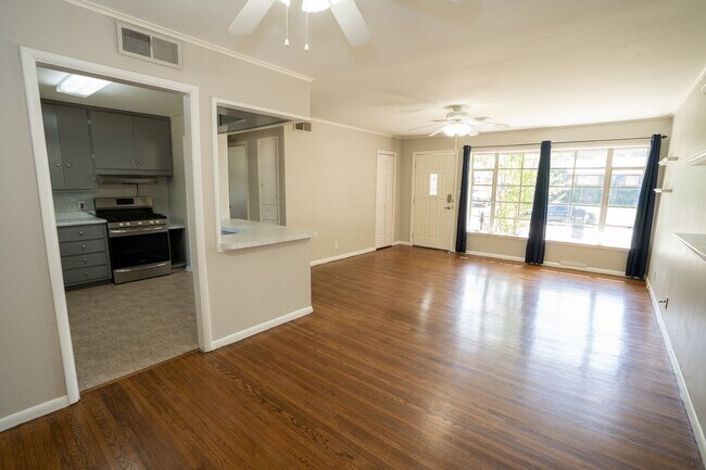 Building Photo - 3 Bed 1 Bath MIDTOWN home!!